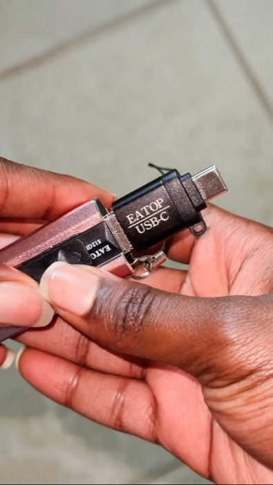 Holding an Eatop USB-C flash drive